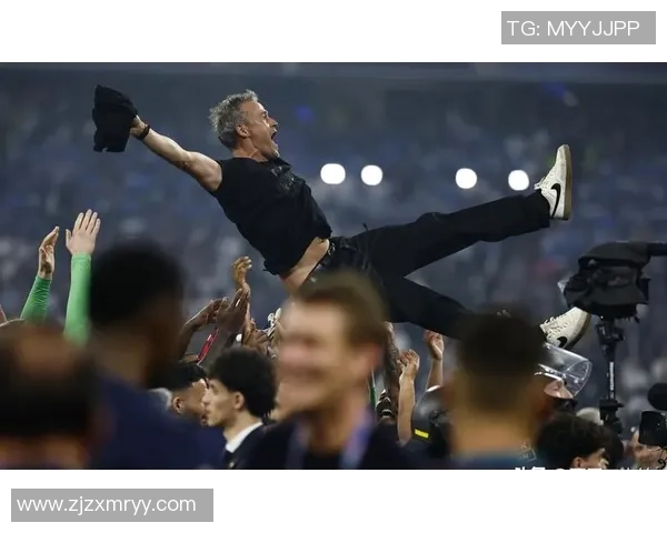 当足球巨星全力射门意外撞上球门立柱震惊全场引发热议